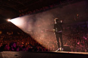 jak ubrać się na koncert